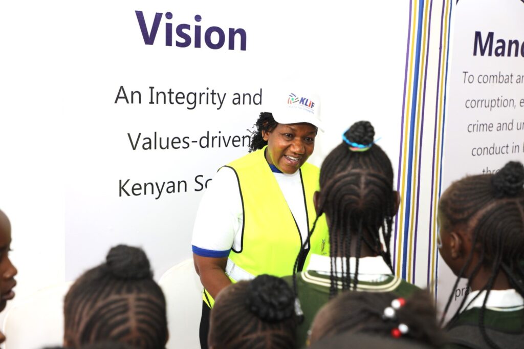 EACC Education Officer, Ms Eunice Ndingâo attending to students at the Commissionâs stand at the show
